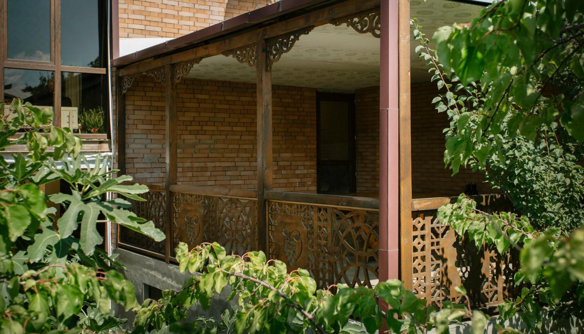Brick Walls Гори Экстерьер фото